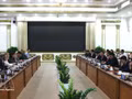 Le président du Comité populaire de Hô Chi Minh-Ville, Nguyên Van Duoc (droite) et Kelly Coldiron, sous-secrétaire adjointe au Commerce des États-Unis chargée de l’Asie et directrice exécutive par intérim du programme SelectUSA. Photo: VNA
