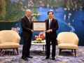 Un représentant de Quang Ninh offre à la délégation du Parti du Travail du Mexique un tableau sur la baie d'Ha Long. Photo : VNA.