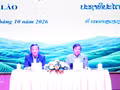 L’ambassadeur du Vietnam au Laos, Nguyen Minh Tam (gauche) et le vice-ministre lao de l’Agriculture et de l’Environnement, Xaynakhon Inthavong coprésident la conférence de promotion des investissements dans le secteur agricole au Laos. Photo : VNA.