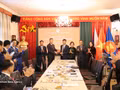 L’ambassadeur Duong Hoai Nam (à gauche) reçoit un cadeau commémoratif des dirigeants de la province de Hung Yen. Photo : VNA.
