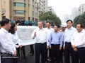 Le secrétaire général du PCV et président To Lam inspecte les travaux du périphérique n° 2,5 dans le quartier de Cau Giay, à Hanoï. Photo : VNA.
