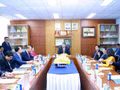 Le chef du gouvernement vietnamien travaille avec des représentants de l'entreprise. Photo : VNA.