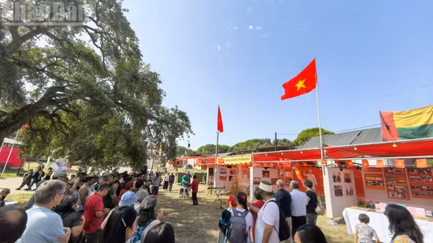 Espace d’exposition consacré au Président Hô Chi Minh et au Vietnam à l’ère du nouvel essor national, à la Fête de l’Avante 2026. (Photo : KHAI HOAN)