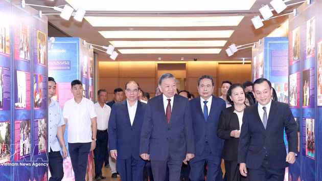 Le secrétaire général du Parti et président de la République, To Lam, accompagné d’autres dirigeants et d’anciens dirigeants du Parti et de l’État, visite une exposition intitulée « Des exemples simples mais nobles ». Photo : VNA.