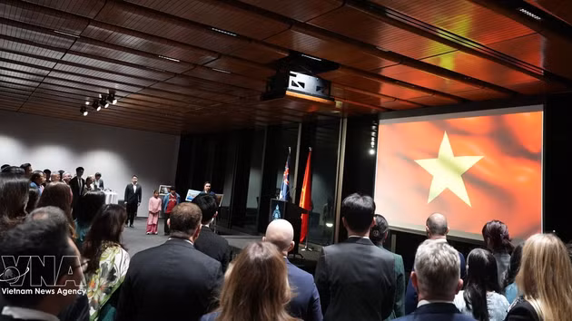 Cérémonie de salut au drapeau dans une atmosphère solennelle. Photo : VNA