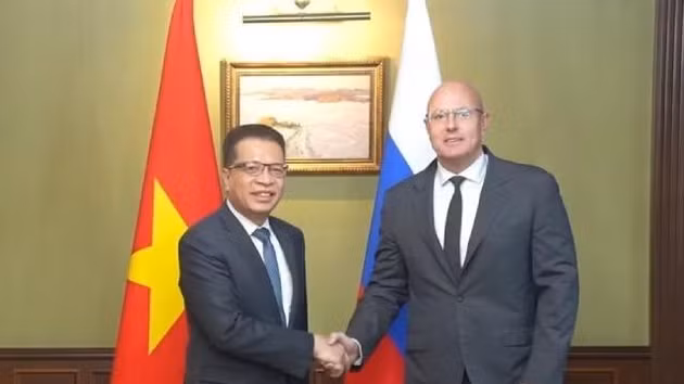 Le vice-Premier ministre russe Dmitri Tchernychenko (à droite) serre la main de l’ambassadeur du Vietnam en Russie, Dang Minh Khôi, le 26 août. Photo: VNA
