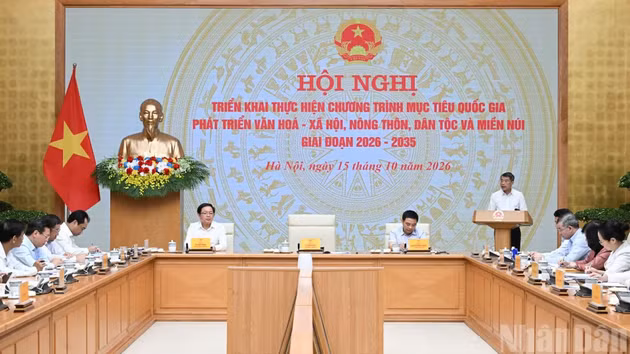 Le Premier ministre Le Minh Hung préside la conférence consacrée à la mise en œuvre du Programme national cible de développement culturel et social, rural, ethnique et montagnard pour la période 2026-2035. Photo: nhandan.vn