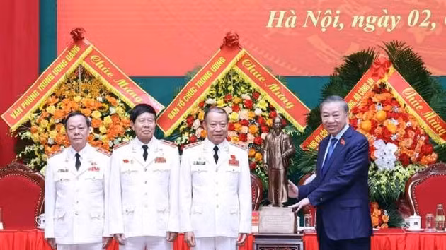 Le secrétaire général du Parti et président de la République To Lam offre une statue du Président Hô Chi Minh à l’Association des anciens membres de la Police populaire du Vietnam. Photo: VNA 