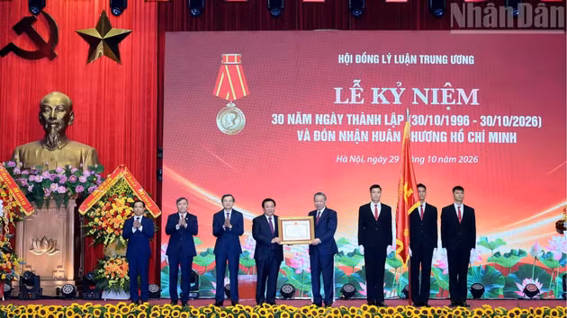 Le secrétaire général du Parti communiste du Vietnam et président de la République, To Lam, remet l’Ordre de Hô Chi Minh au Conseil central de théorie. (Photo : DANG KHOA)