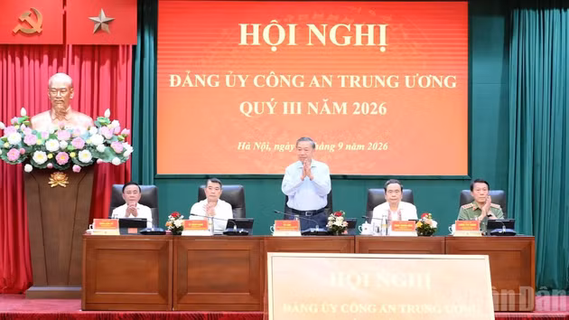 Le secrétaire général du PCV et président de la République To Lam et les membres du Bureau politique et du Comité permanent du Comité du Parti de la Police populaire centrale président la conférence. (Photo : DANG KHOA)