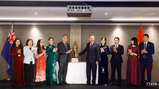 Le Secrétaire général du PCV et Président vietnamien To Lam offre une statue du Président Ho Chi Minh à l’ambassade du Vietnam en Nouvelle-Zélande. (Photo : VNA)