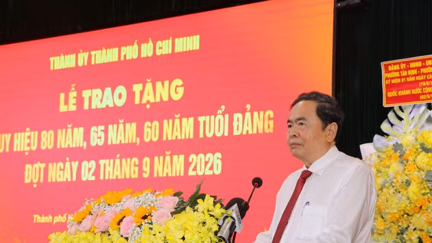 Le président de l’Assemblée nationale du Vietnam Tran Thanh Man à une cérémonie de décerner les Insignes commémoratifs pour 80, 65 et 60 ans d’appartenance au Parti en faveur des vétérans révolutionnaires des quartiers de Tan Dinh, Ben Thanh, Xuan Hoa et Sai Gon. Photo: VNA