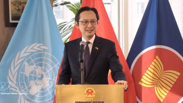L’ambassadeur Dô Hung Viêt, représentant permanent du Vietnam auprès de l’ONU, s’exprime lors de la cérémonie, à New York, le 28 août. Photo : VNA.