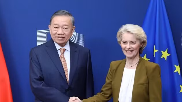 Le secrétaire général du Parti communiste du Vietnam (PCV) et président du Vietnam, To Lam, et la présidente de la Commission européenne, Ursula von der Leyen. Photo : VNA.