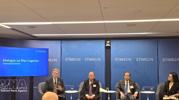 L’ambassadeur du Vietnam aux États-Unis, Nguyen Quoc Dung (2e de droite) au dialogue sur l’héritage de la guerre en Asie du Sud-Est, organisé le 21 octobre à Washington. Photo : VNA.