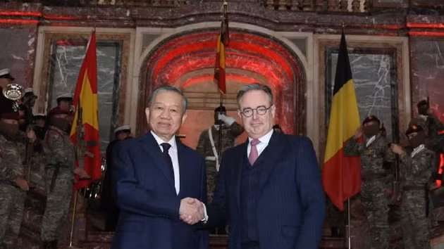 Le Premier ministre belge Bart De Wever accueille le secrétaire général du PCV et président vietnamien, To Lam. Photo : VNA. 