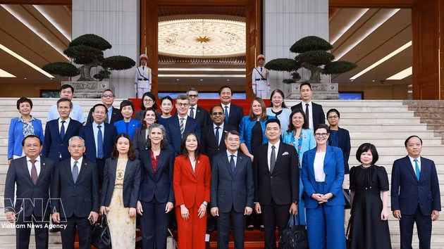 Le Premier ministre Le Minh Hung et les délégués. Photo : VNA.
