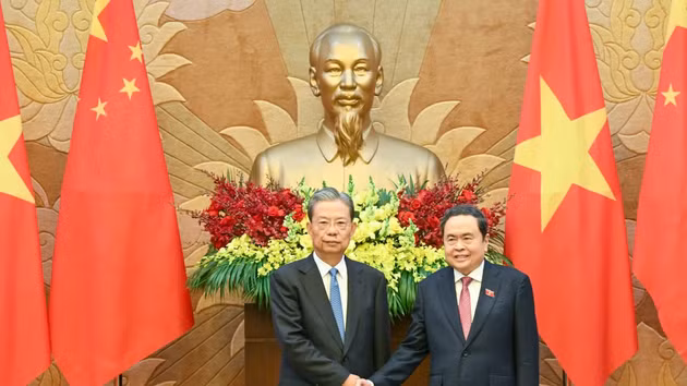Tran Thanh Man, président de l’Assemblée nationale du Vietnam (à droite) et Zhao Leji, membre du Comité permanent du Bureau politique du Comité central du Parti communiste chinois et président du Comité permanent de l’Assemblée populaire nationale de Chine, échangent des présents (à gauche). Photo: nhandan.vn