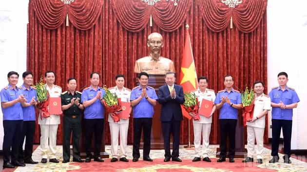 Le secrétaire général (SG) du Parti communiste du Vietnam (PCV) et président de la République To Lam et les délégués félicitent les personnes venant d’être nommées aux fonctions de procureur du Parquet populaire suprême. (Photo : DANG KHOA)
