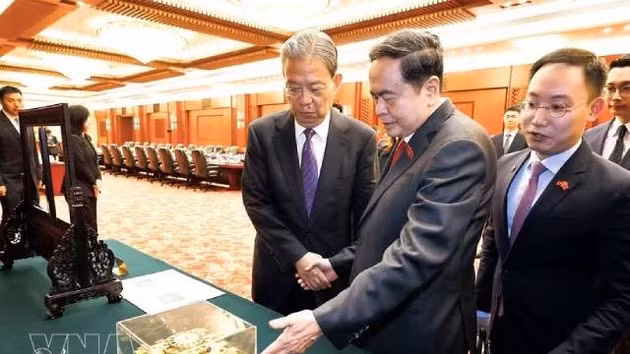 Le président de l’Assemblée nationale du Vietnam, Tran Thanh Man, et le président du Comité permanent de l’Assemblée populaire nationale de Chine, Zhao Leji, en octobre 2026 à Pékin. Photo: VNA