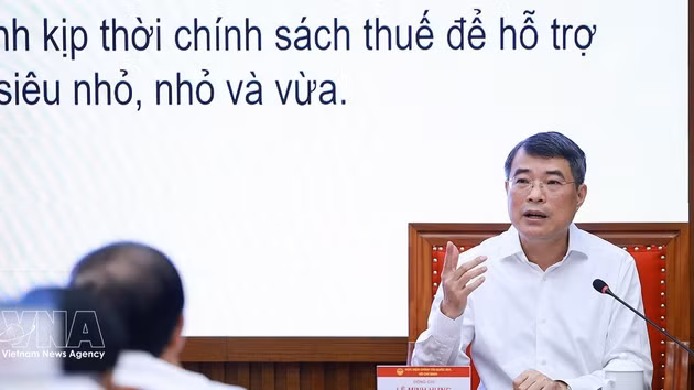 Le Premier ministre Le Minh Hung présente un thème sur le renforcement des capacités de gouvernance. Photo : VNA. 