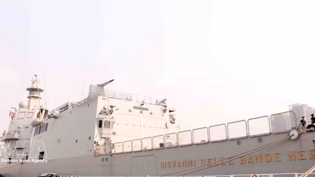 Le navire ITS Giovanni delle Bande Nere de la Marine italienne au port international de Nha Rong - Khanh Hoi. Photo: VNA