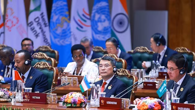 Le Premier ministre Le Minh Hung au 18e Sommet des économies émergentes (BRICS) à New Delhi. Photo: VNA