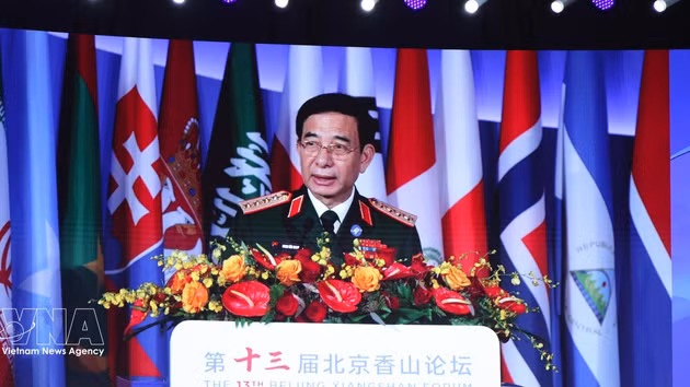 Le général d'armée Phan Van Giang, membre du Bureau politique, vice-Premier ministre et ministre de la Défense, prononce un discours lors de la première session plénière, consacrée à l’ordre international et à la stabilité stratégique au 13e Forum Xiangshan de Beijing. Photo : VNA