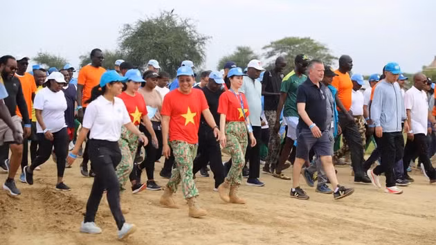 Les membres de l’équipe du génie no 5 du Vietnam participent activement à la marche pour la paix organisée par la Force intérimaire de sécurité des Nations Unies pour Abyei. (Photo : THANG LE)