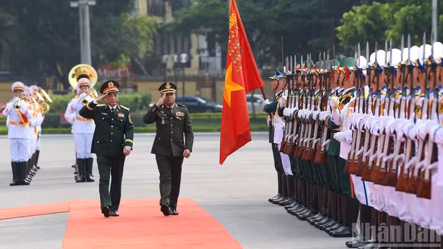 Le général d’armée Phan Van Giang, membre du Bureau politique, secrétaire adjoint de la Commission militaire centrale, vice-Premier ministre et ministre de la Défense, et le général d’armée Tea Seiha, vice-Premier ministre et ministre de la Défense du Royaume du Cambodge, passent en revue la garde d’honneur de l’Armée populaire du Vietnam. (Photo : THE DAI)