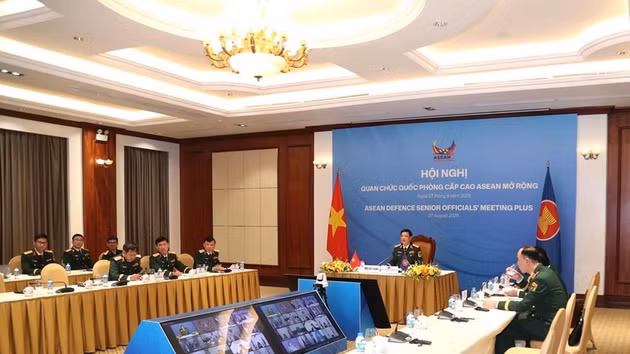 Le général de corps d'armée Nguyen Truong Thang, participe à la réunion en ligne des hauts fonctionnaires de la défense de l'ASEAN élargi. Photo: qdnd.vn