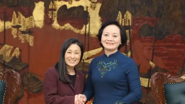 La vice-Première ministre Pham Thi Thanh Tra (droite) reçoit l'ambassadrice des États-Unis Jennifer Wicks. Photo : VNA.