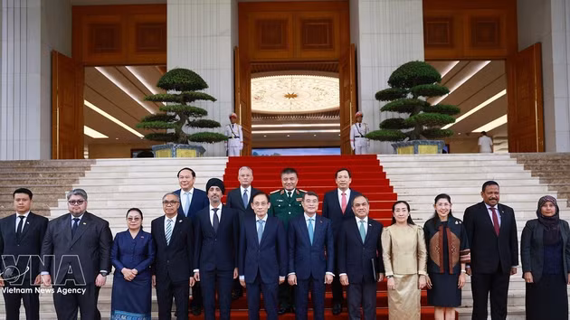 Le Premier ministre Le Minh Hung (au milieu, première ligne) et les ambassadeurs et chargés d’affaires des pays membres de l’ASEAN. Photo : VNA.