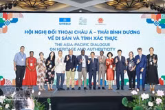 Des participants au Dialogue posent pour une photo de groupe. Photo : VNA