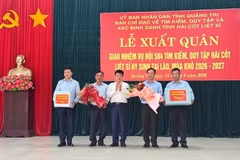 Les dirigeants de la province de Quang Tri offrent des cadeaux à l'Équipe 584, chargée de mener à bien la mission de recherche et de regroupement des restes de combattants tombés pendant la guerre. Photo: NDEL