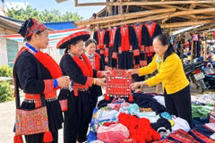 Des vêtements et des tissus de brocart se distinguent toujours au marché de Cho Ra. Photo : VOV.