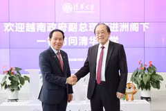 Le vice-Premier ministre vietnamien Lê Tiên Châu (à gauche) serre la main du professeur et académicien Andrew Chi-Chih Yao , doyen de l'Institut des sciences de l'information interdisciplinaires (IIIS) et du Collège d'IA de l'Université Tsinghua. Photo : VNA