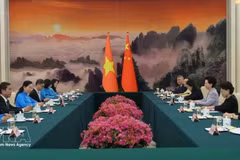 Séance de travail entre la délégation vietnamienne et la Fédération des femmes de Chine. Photo: VNA