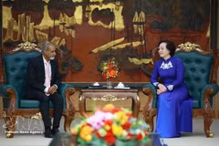 La vice-Première ministre Pham Thi Thanh Tra et le directeur régional de l’UNICEF pour l’Asie et le Pacifique Sanjay Wijesekera. Photo: VNA