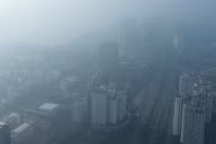 Les rues de Hanoï sont recouvertes d'une fine poussière. La capitale a mis en œuvre diverses mesures pour lutter contre la pollution atmosphérique, en particulier durant la saison sèche. Photo : VNA.