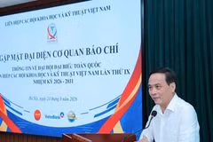 Le professeur associé et Dr. Pham Ngoc Linh, vice-président de la VUSTA, prend la parole. Photo: NDEL