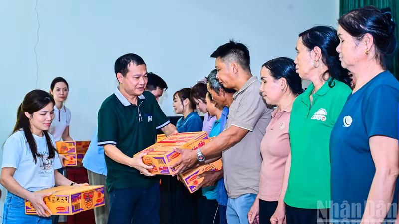 Remise des cadeaux à des familles gravement touchées par des catastrophes naturelles à Thai Nguyen. Photo : Bao Long/NDEL