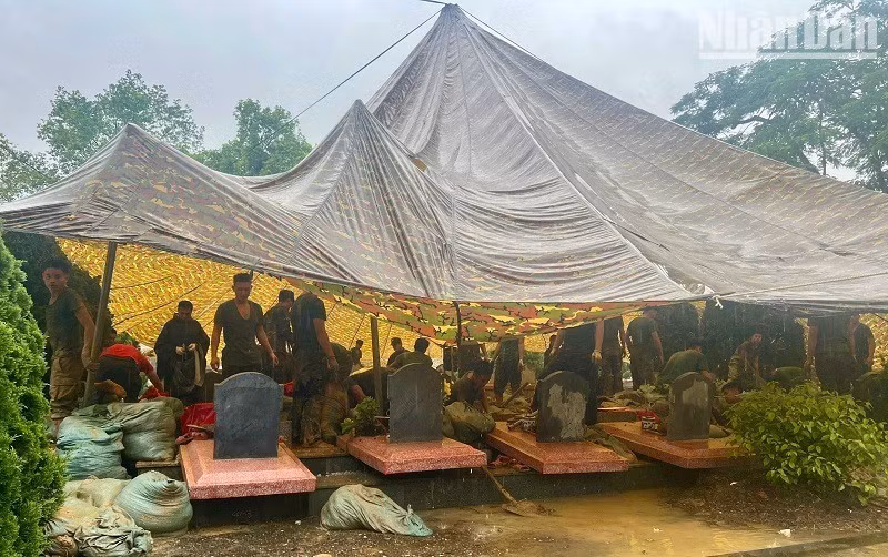 Malgré des conditions météorologiques difficiles, alternant pluie et soleil, les officiers et soldats du Commandement militaire provincial de Dien Bien s'efforcent toujours d'achever leur mission dans les meilleurs délais. Photo : NDEL
