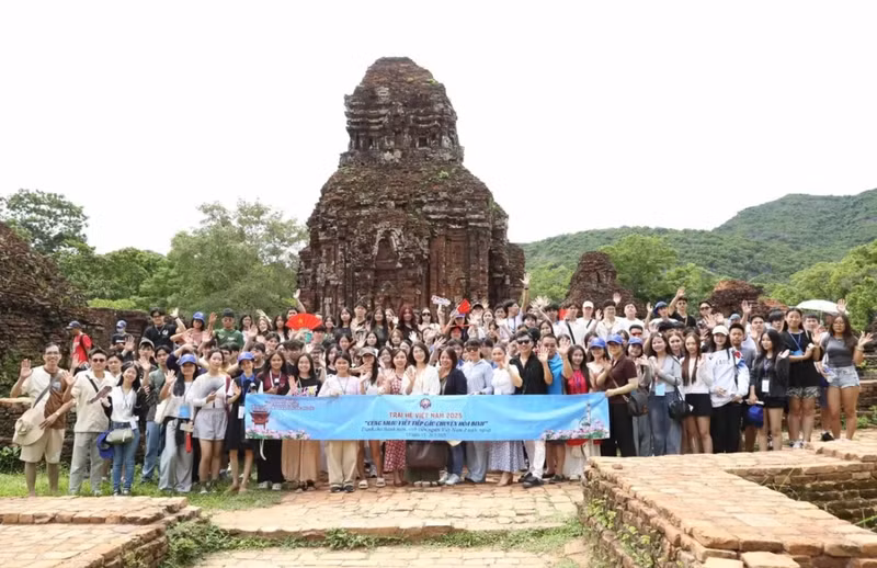 La délégation de jeunes vietnamiens résidant à l’étranger visite le sanctuaire de My Son. Photo : baoquocte.vn