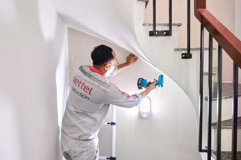 Depuis le modem principal, la fibre est prolongée à l'intérieur du logement jusqu'aux pièces ou zones nécessitant une connexion. Photo : Ngoc Thang/CVN.