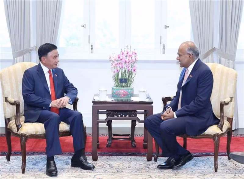 Le membre du Bureau politique et permanent du Secrétariat du Comité central du PCV, Tran Cam Tu,(gauche), et le ministre coordinateur de la Sécurité nationale et ministre de l'Intérieur de Singapour, K. Shanmugam. Photo : VNA.