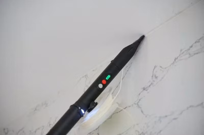 Le câble à fibre optique, installé à l'aide d'un équipement spécialisé le long de la corniche, est difficilement visible à l'œil nu. Photo : Ngoc Thang/CVN