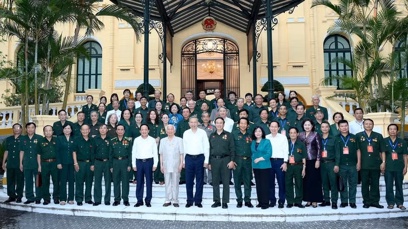 Le SG du PCV et président de la République, To Lam, et des délégués de l’Association des anciens Jeunes volontaires du Vietnam. Photo : NDEL.
