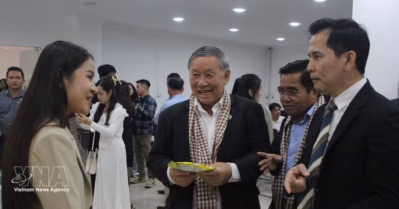 Des délégués découvrent les produits d'entreprises cambodgiennes exposés lors du séminaire. Photo : VNA. 