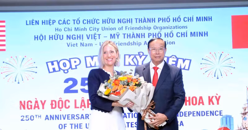 Le vice-président permanent du Conseil populaire de Hô Chi Minh-Ville, guyên Van Tho, offre des fleurs de félicitations à la consule générale des États-Unis à Hô Chi Minh-Ville, Melissa A. Brown, le 15 juillet 2026. Photo : VNA. 
